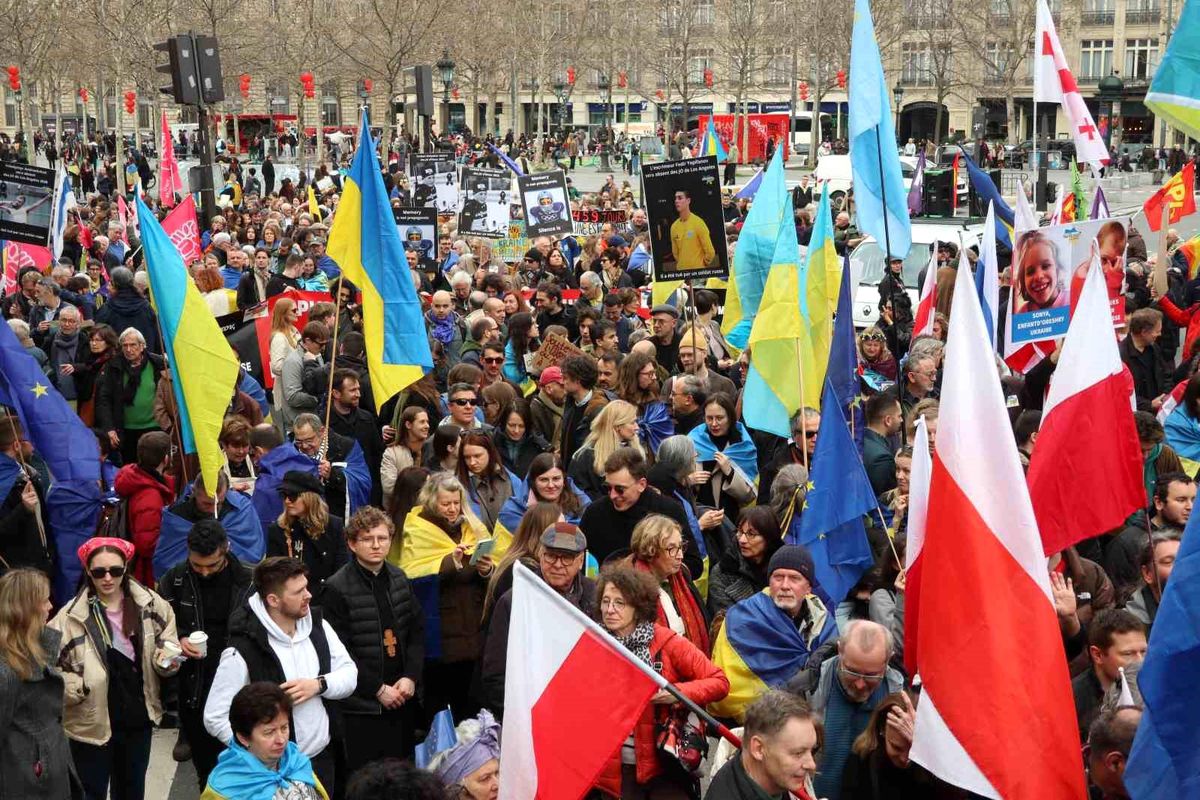 Paris'te Ukrayna'ya destek yürüyüşü