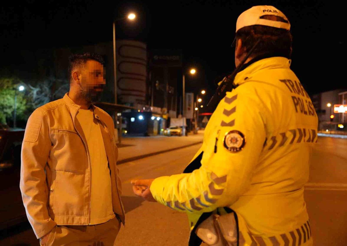 Polisten 'babalık' yapmasını isteyen alkollü sürücü gazetecinin şarjının bitmesini diledi