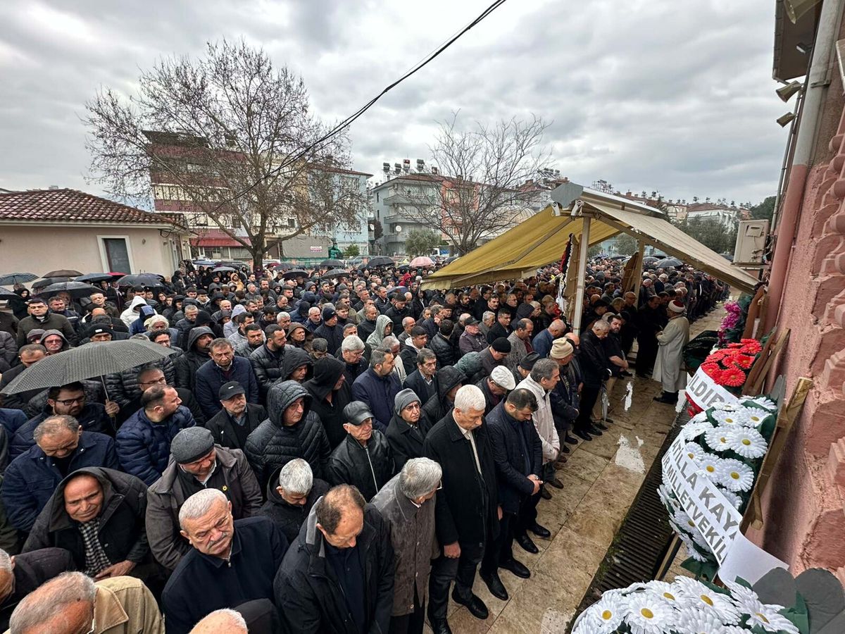 TIR'dan düşen saman balyalarının altında kalıp öldü; o anlar kamerada