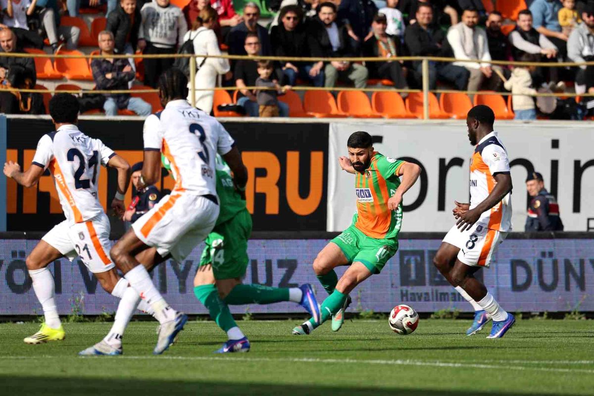 Trendyol Süper Lig: Corendon Alanyaspor: 0 RAMS Başakşehir: 2 (İlk yarı)