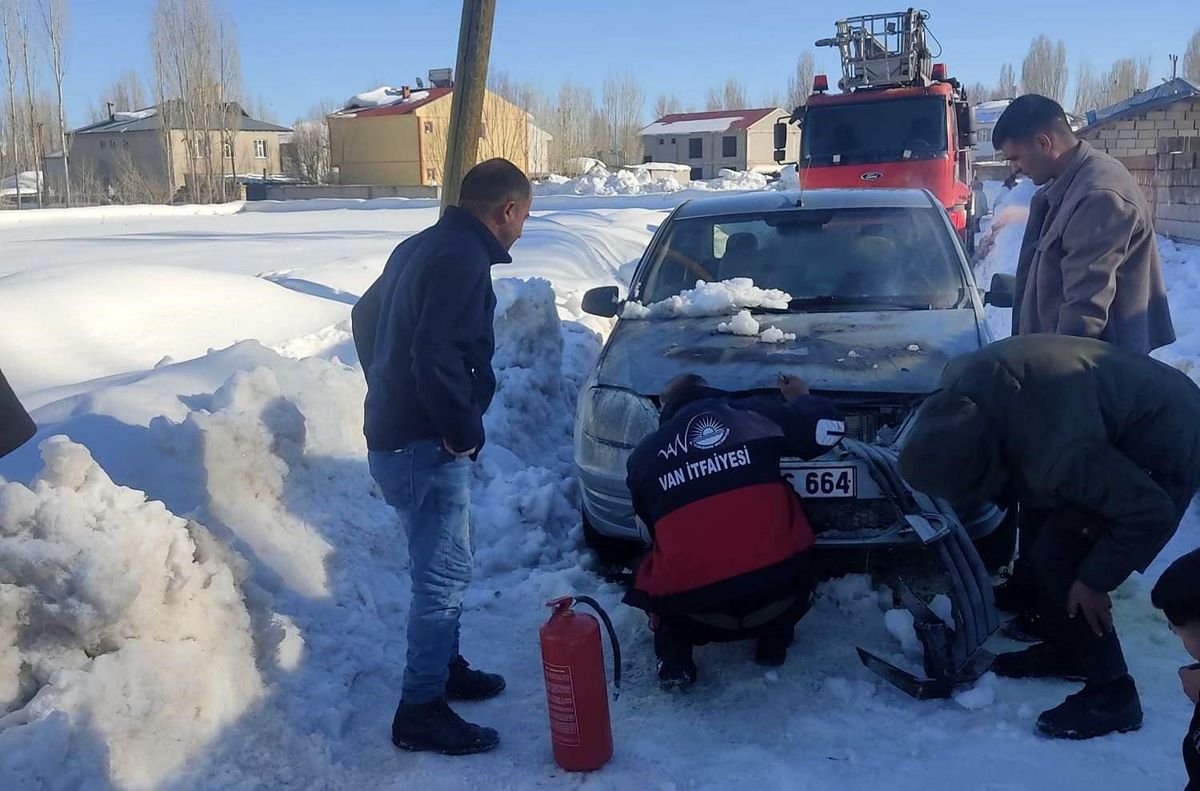 Van'da seyir halindeki otomobil yandı