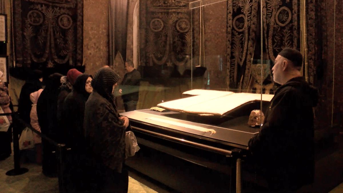 Fatih'te bulunan Hırka-i Şerif ziyarete açıldı