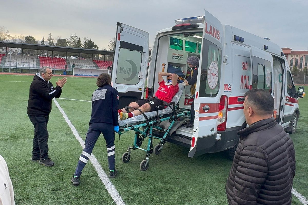 Amatör maçta saha karıştı: Bir futbolcu hastaneye kaldırıldı, 11 kırmızı kart çıktı