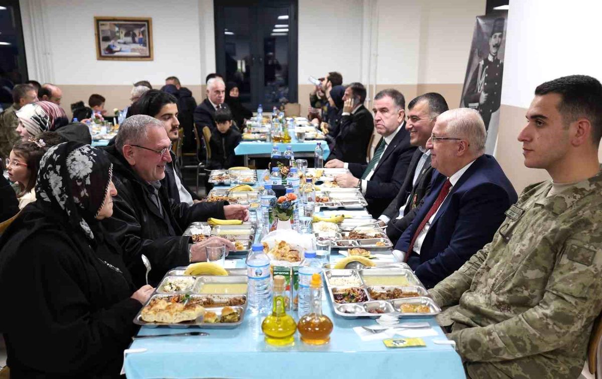 Bakan Güler Bayburt'ta şehit aileleri ve gazilerle iftarda buluştu