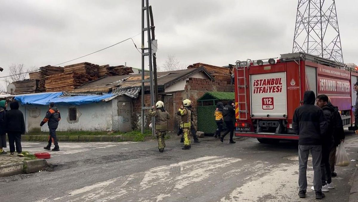 Başakşehir'de 3 katlı binanın çatısı alev alev yandı