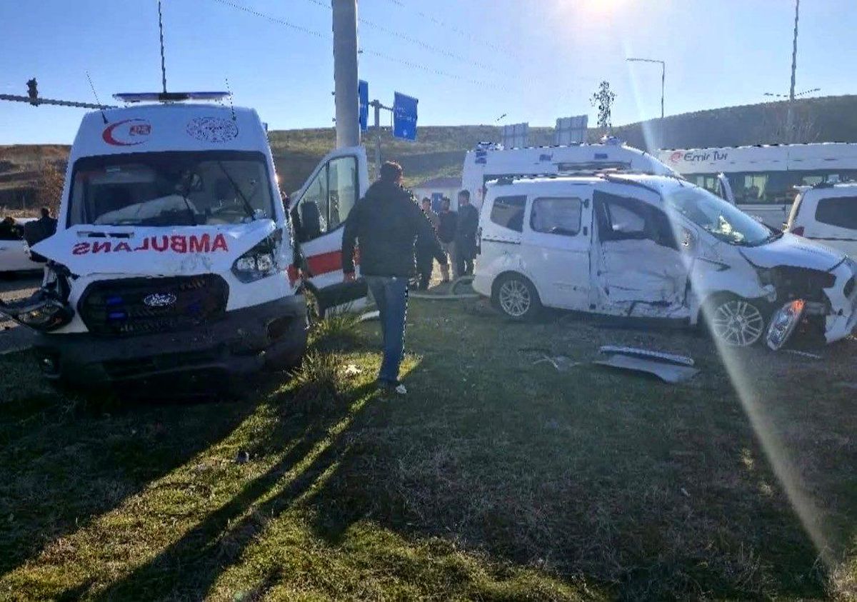 Bingöl'de ambulans ile hafif ticari araç çarpıştı: 5 yaralı