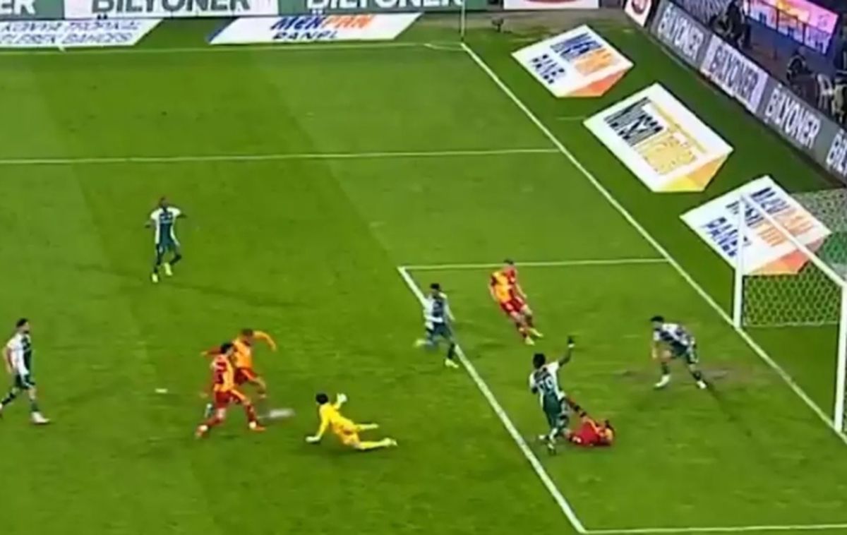 Galatasaray golü neden iptal edildi? Konyaspor Galatasaray maçında Sane'nin golü ofsayt mı, Sacha Boey ofs...