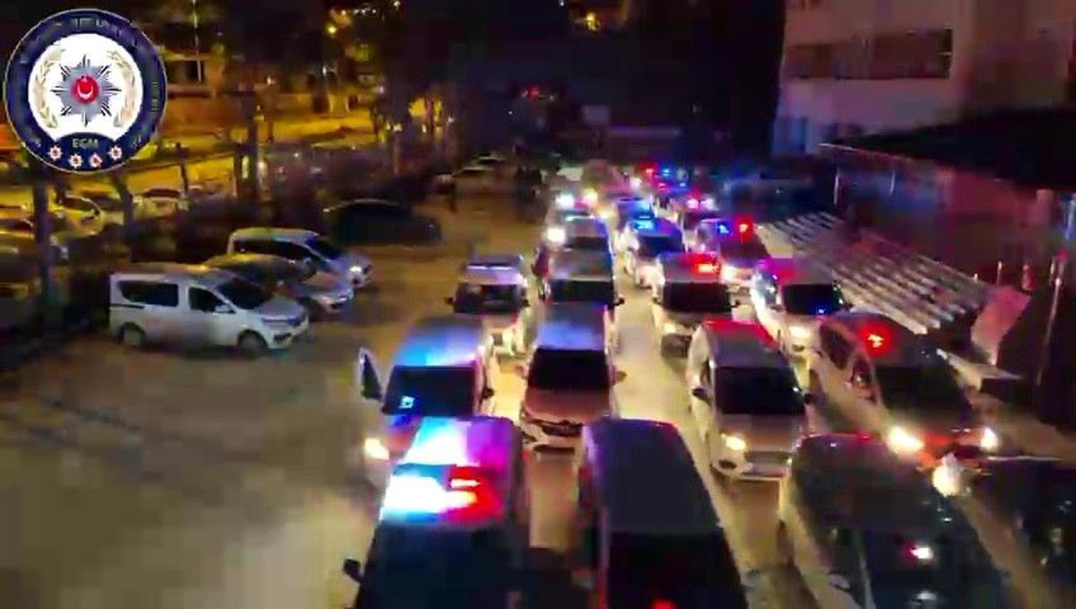 Hatay merkezli 8 ilde 'Gümrük geçişinde rüşvet' operasyonunda milyonlarca TL'lik döviz ve silah ele geçirildi