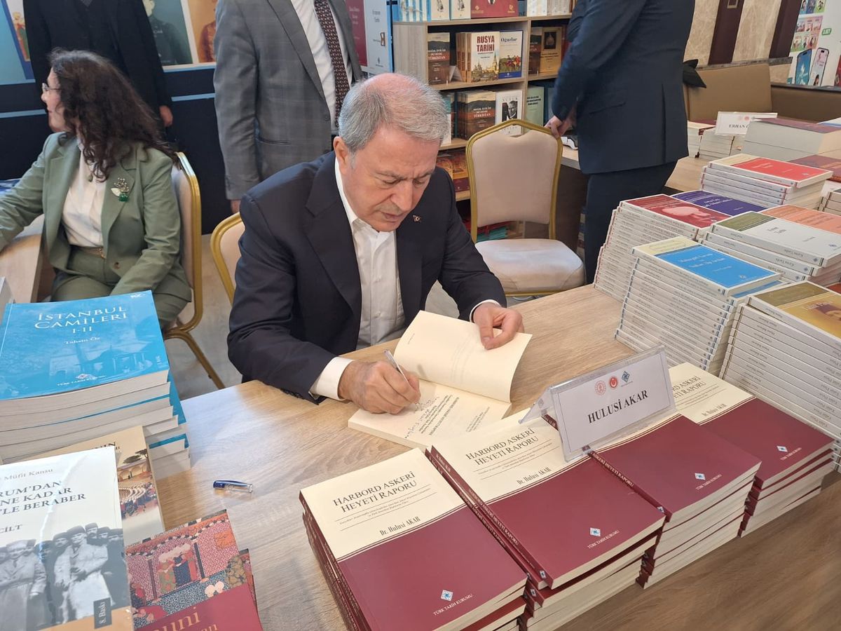TBMM Milli Savunma Komisyonu Başkanı Hulusi Akar, 'Külliye'de Ramazan' etkinliğinde kitabını imzaladı