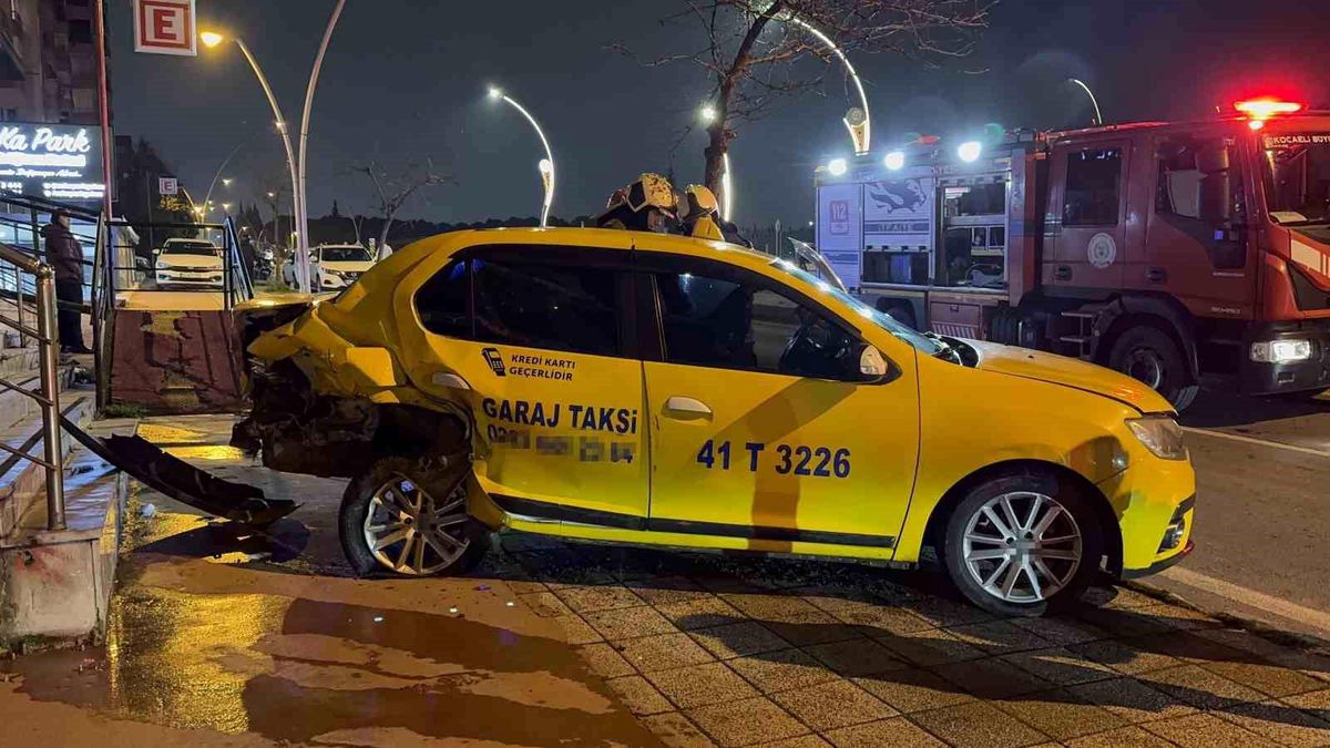 İki otomobilin çarpıştığı kaza maddi hasarla atlatıldı