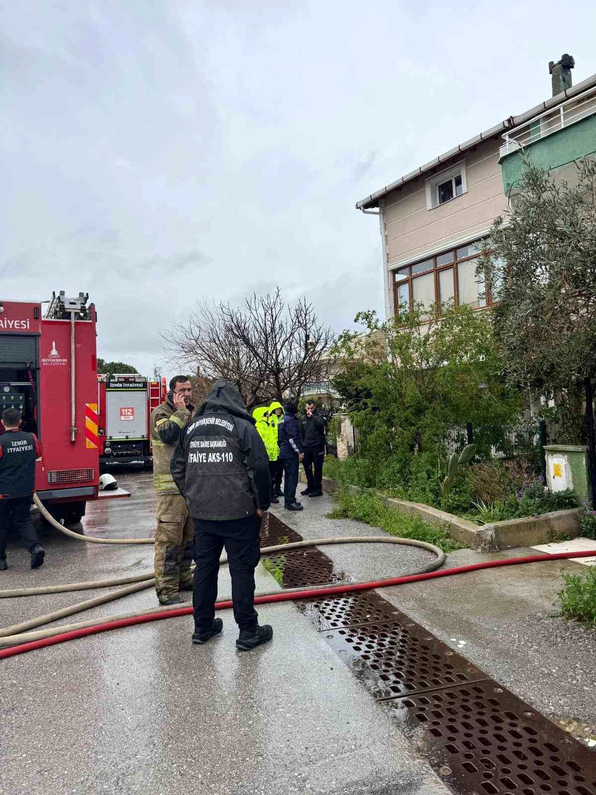 İzmir'de çıkan ev yangınında bir kişi hayatını kaybetti
