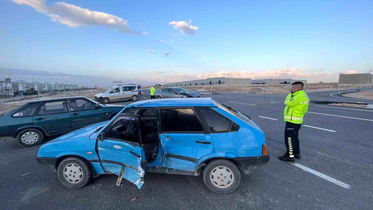 Karaman'da otomobiller çarpıştı: 2 yaralı