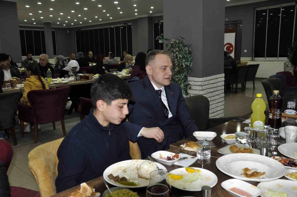 Muş'ta Kaymakam Koşansu, Şehit Aileleri ve Gazilerle İftar Programında Bir Araya Geldi