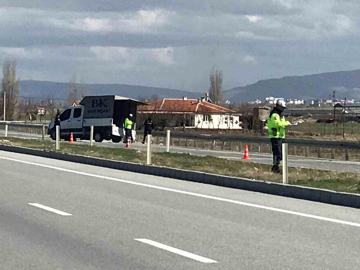 Kontrolden çıkan kamyonet bariyerlere çarptı: 1 yaralı