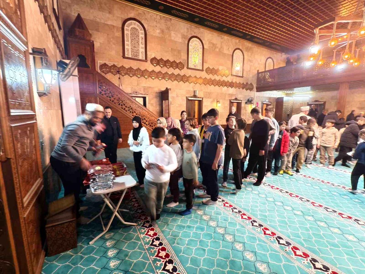 Manisa'da teravih sonrası çocuklara sürpriz
