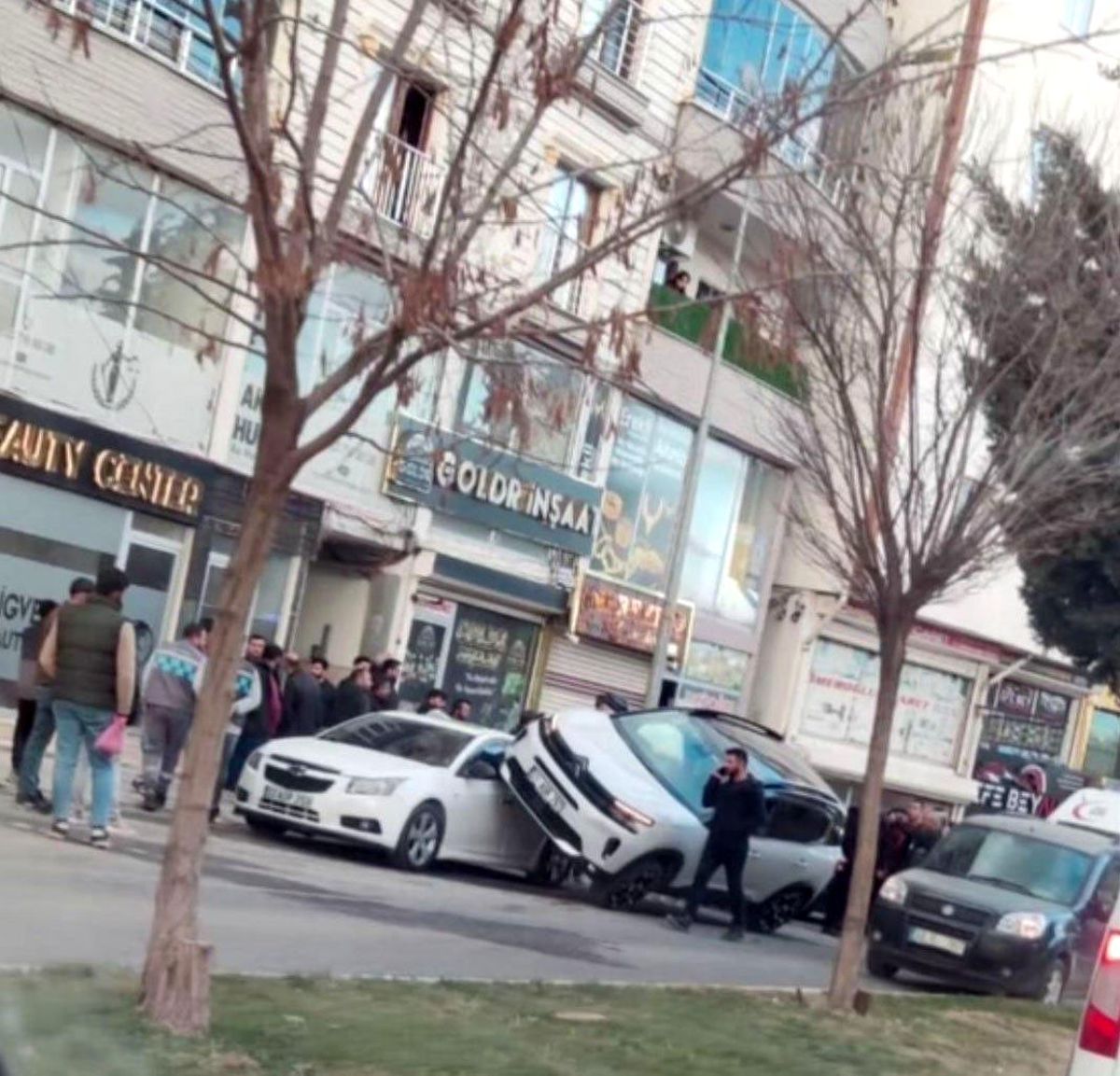 Mardin'de araç kadın öğretmene çarptı: Dehşet anları kamerada