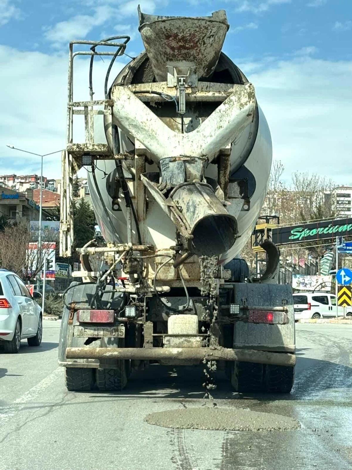 Mikserden taşan beton, asfalt yola döküldü