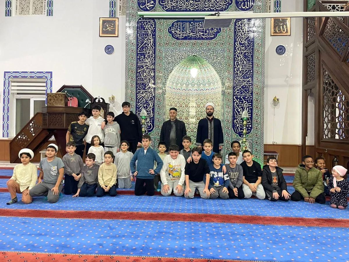 Minik kalpler camide buluştu: Tepebaşı'nda maneviyat ve oyun bir arada