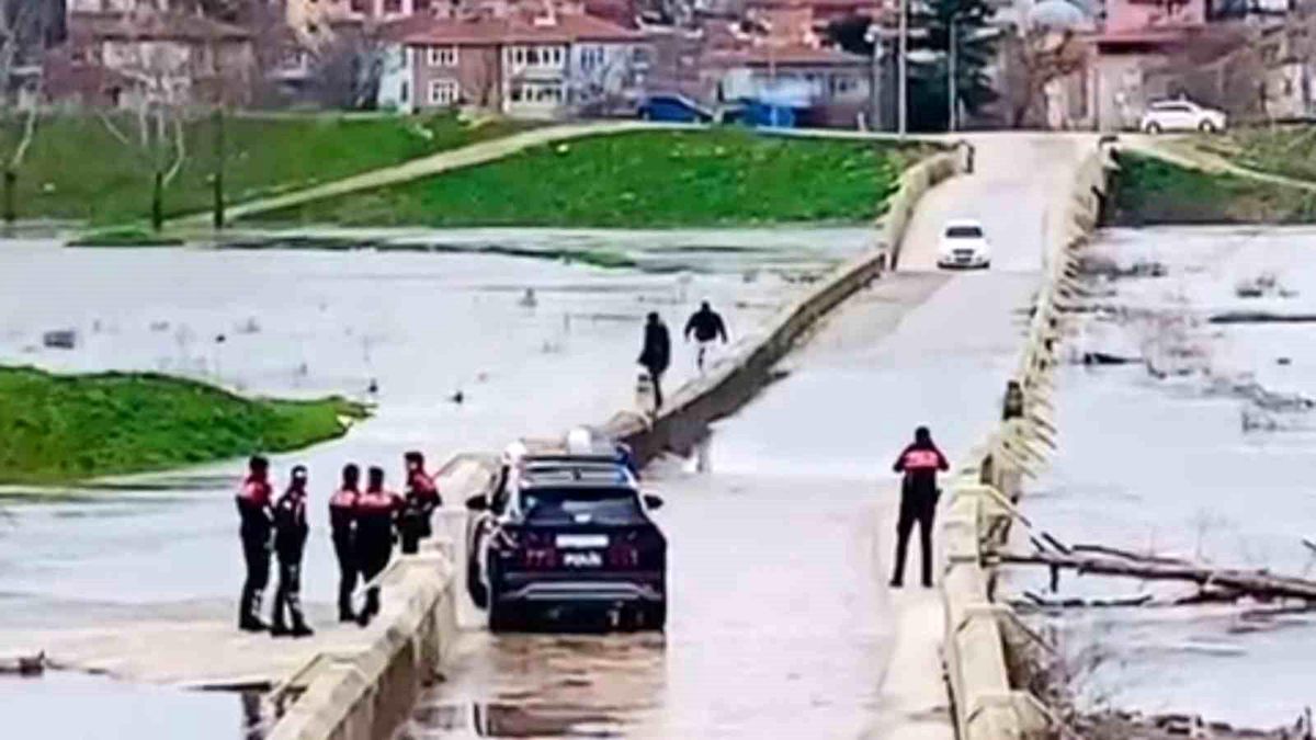 Polisi göre göre tehlikeli köprüden geçtiler: Suya düşme tehlikesi atlattılar