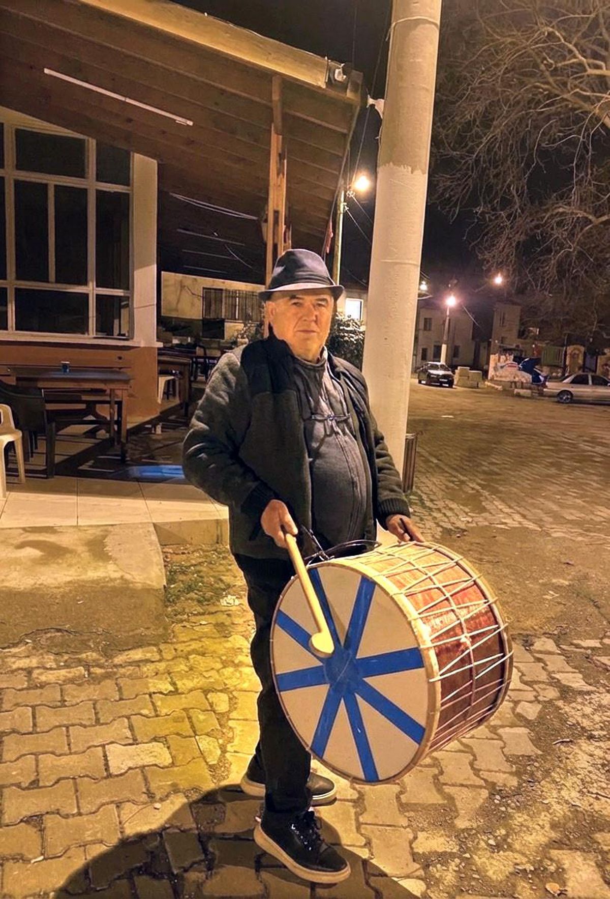 'Şapkalı muhtar' yine şapka çıkarttı: Davulcu bulamayan muhtar kendisi çalmaya başladı