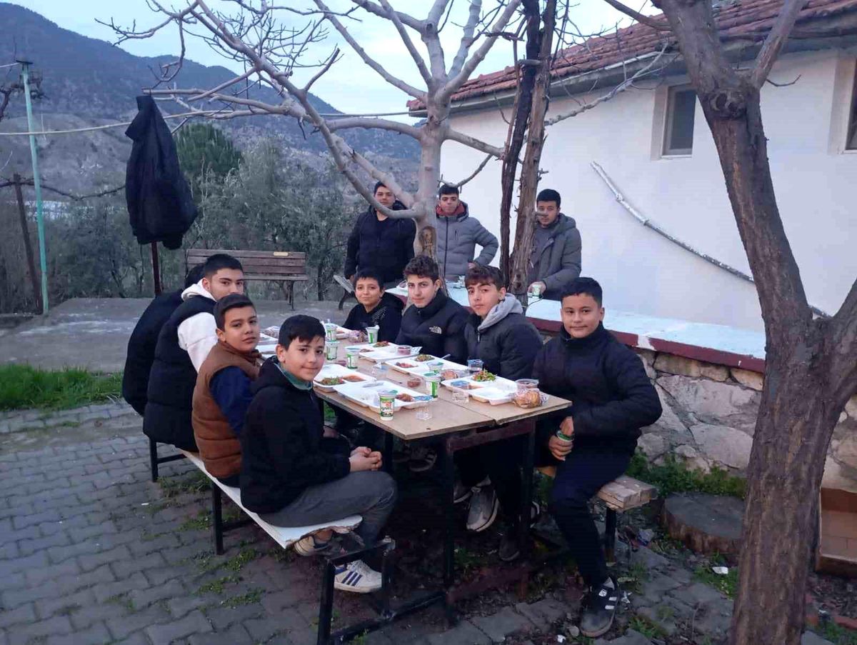 Sarıcakaya Müftüsü Altunbaş, Mayıslar Mahallesi'nde iftar sofrasına konuk oldu