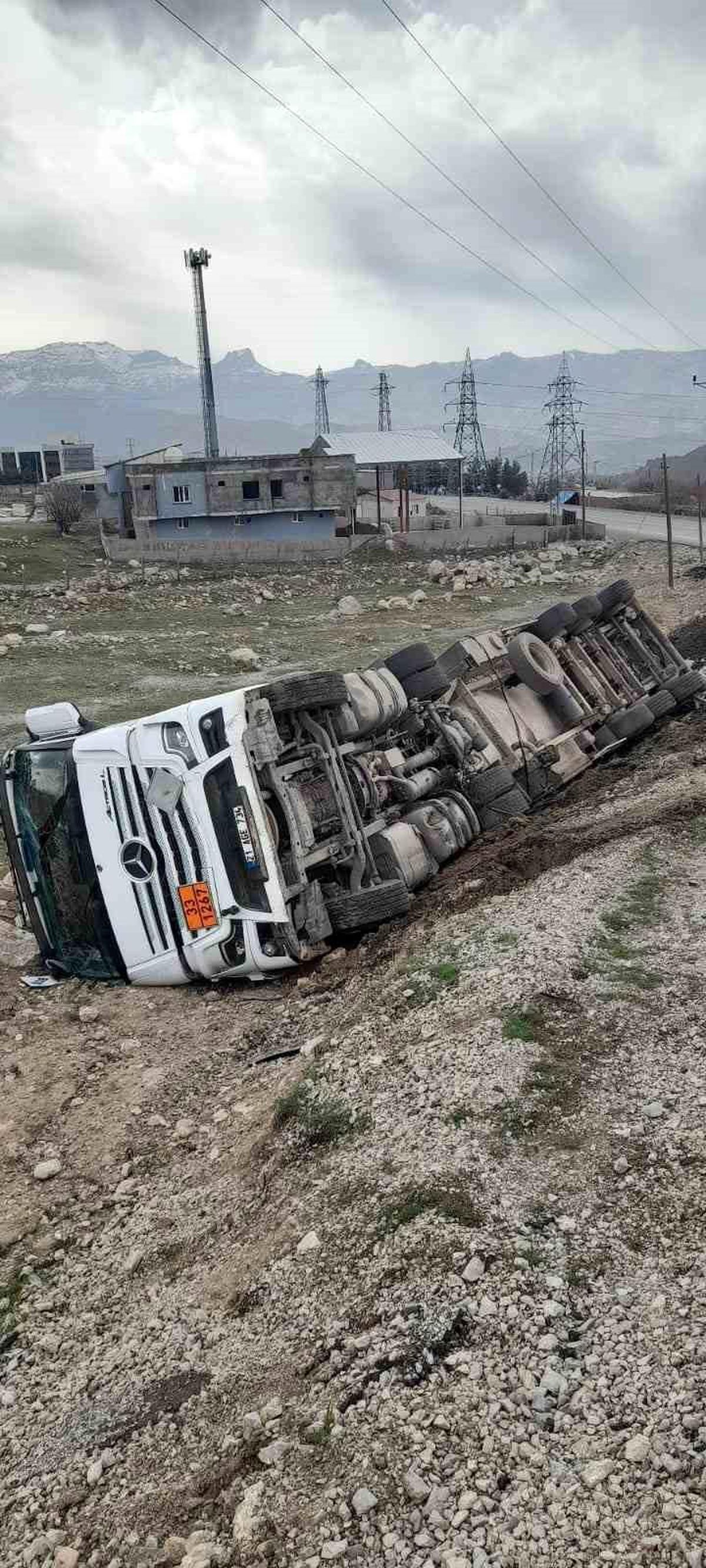 Şırnak'ta atık su tankeri devrildi, sürücü yaralandı