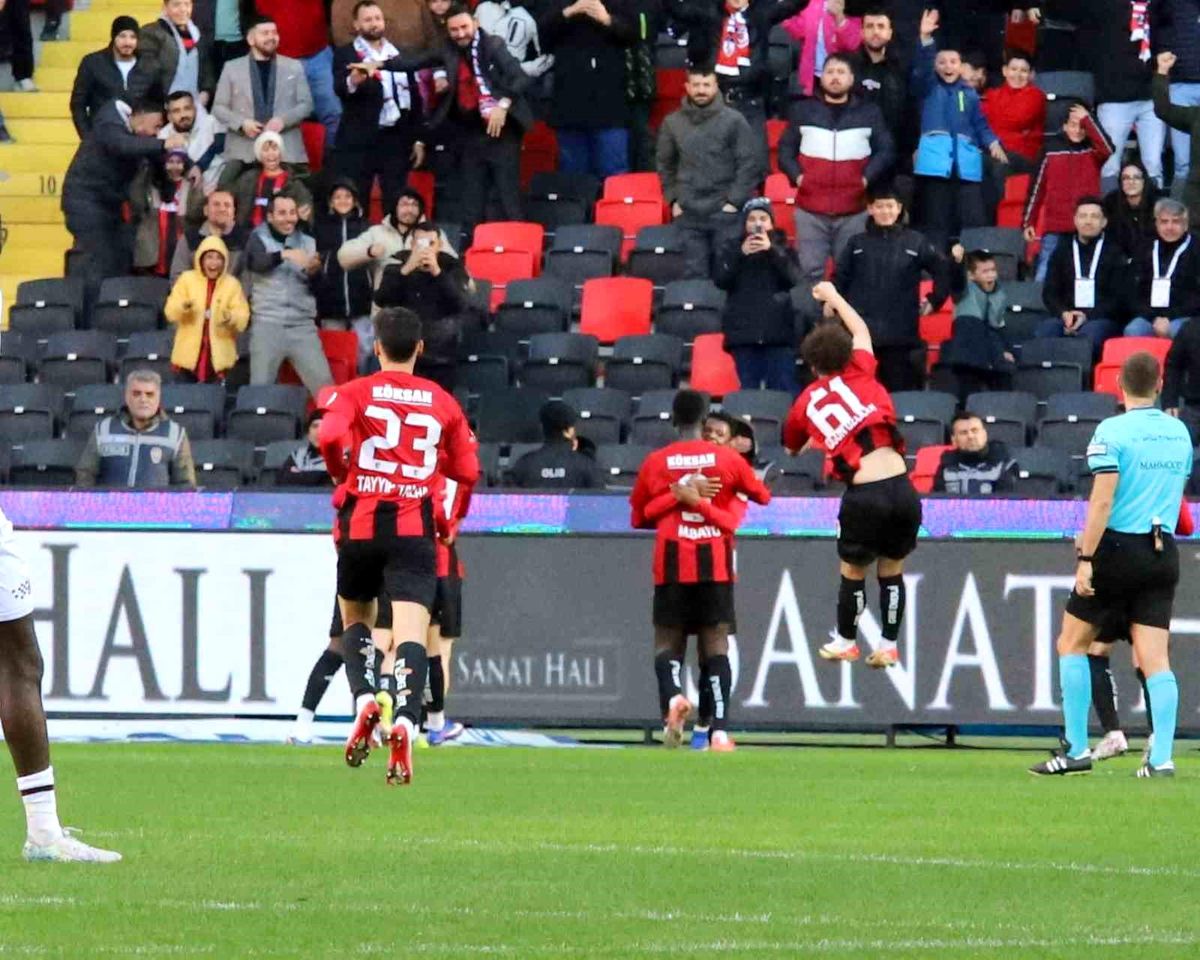 Trendyol Süper Lig: Gaziantep FK: 1 Trabzonspor: 2 (İlk yarı)