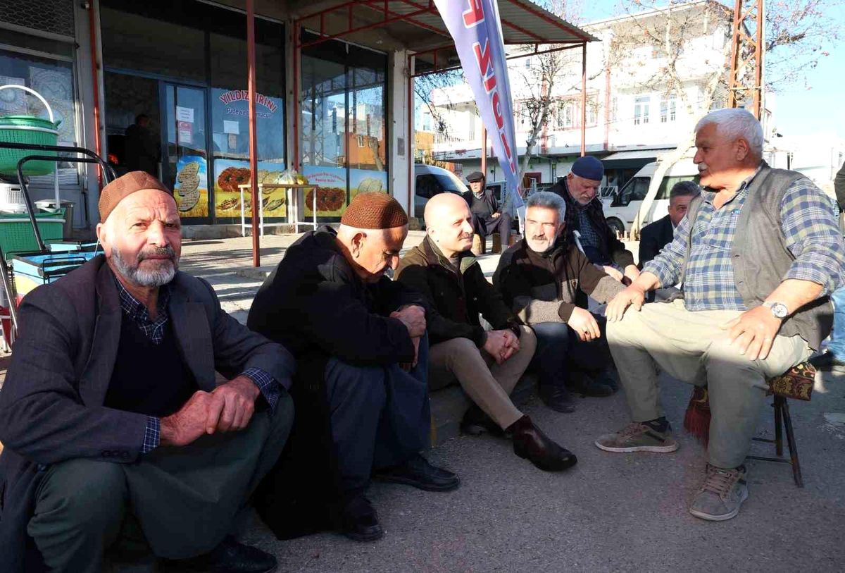 Vali Osman Varol semt pazarında vatandaş ve pazarcılarla buluştu