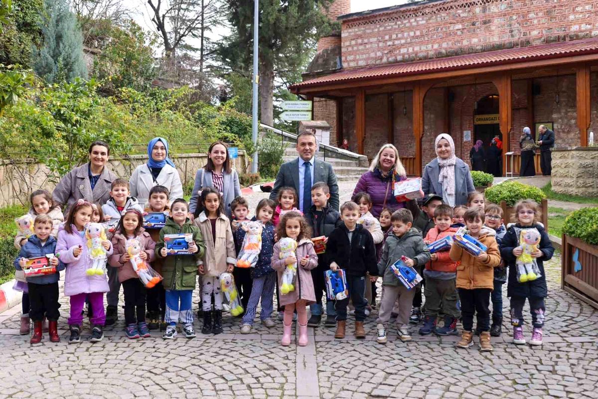 Vali Sözer, Şeyh Edebali Türbesi'nde anaokulu öğrencileriyle buluştu