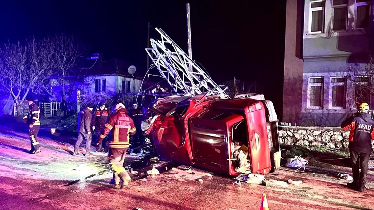Amasya'da kamyonet çarptığı elektrik direğini ikiye ayırdı: 1 yaralı
