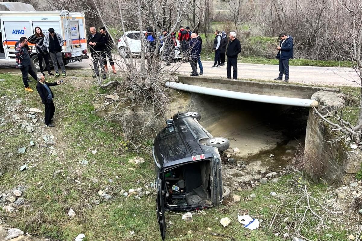 Amasya'da kamyonet menfeze devrildi: 3 yaralı