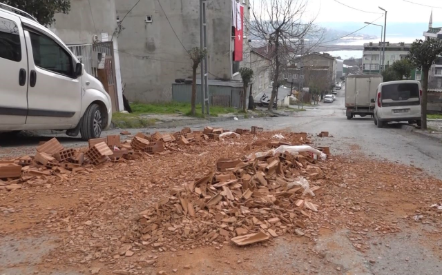 asiri yuklu kamyon kayarak iki araci bicti o 19593798 2739 m
