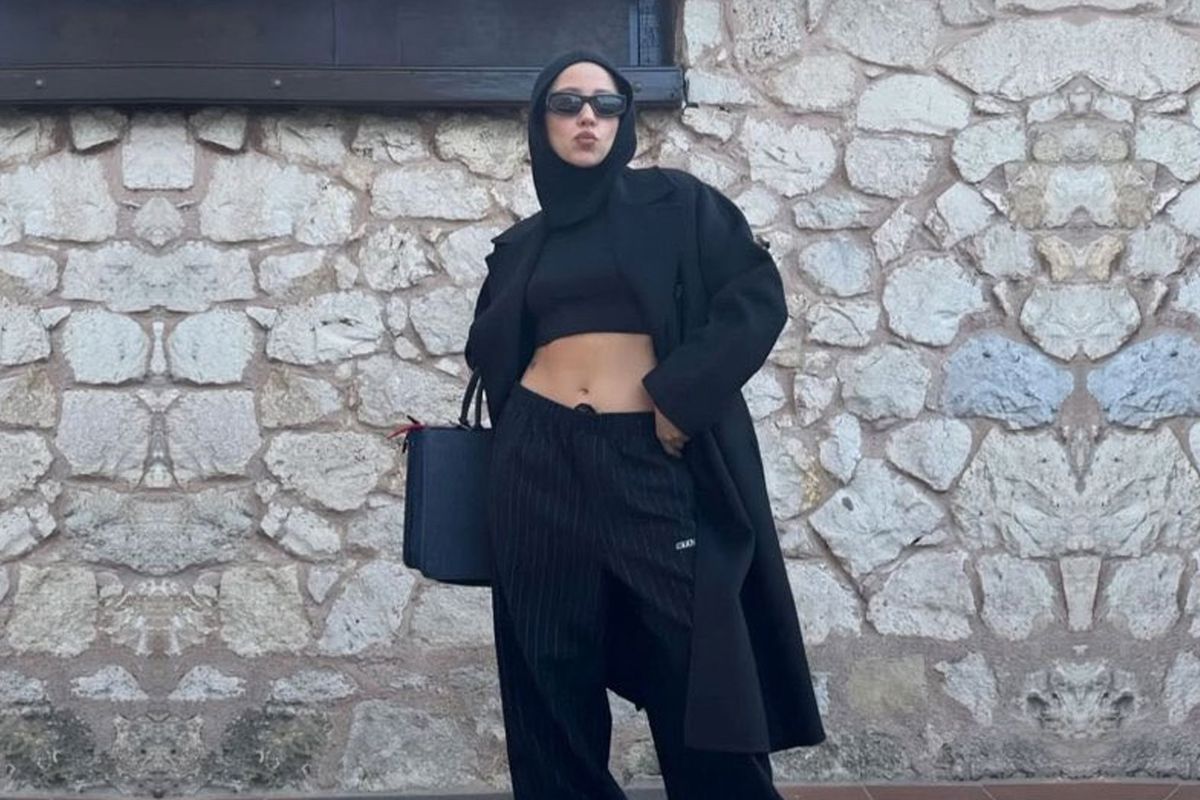 Başı kapalı, göbeği açık fotoğraf paylaşan Zeynep Bastık'a tepki var