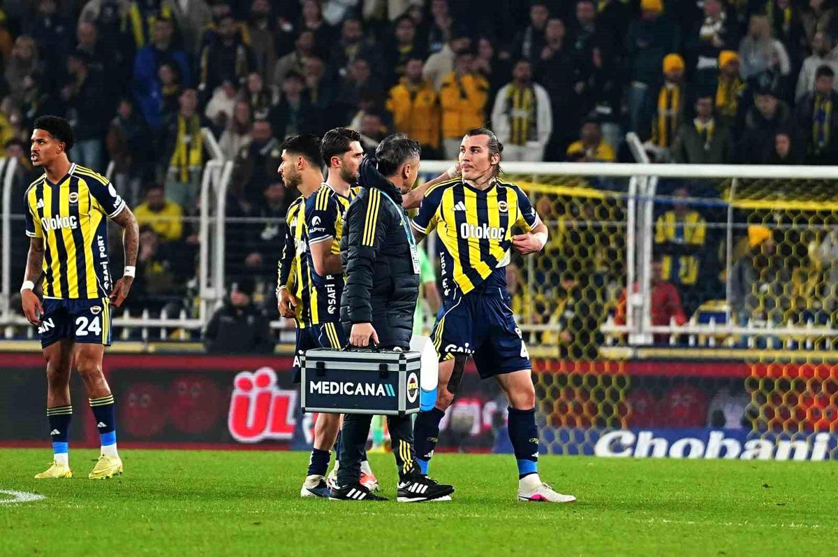 Çağlar Söyüncü ve Oosterwolde, Kasımpaşa maçının ilk yarısında sakatlanarak çıktı