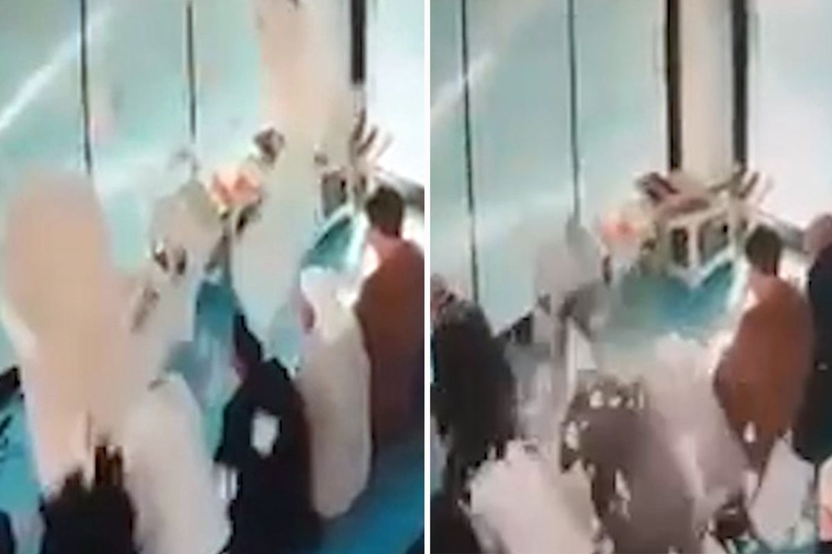 Camide cemaatin üzerine asma tavan parçaları düştü