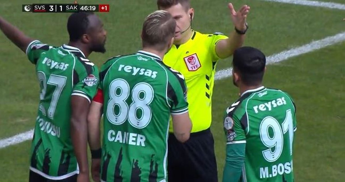 Caner Erkin kaç kırmızı kart gördü?