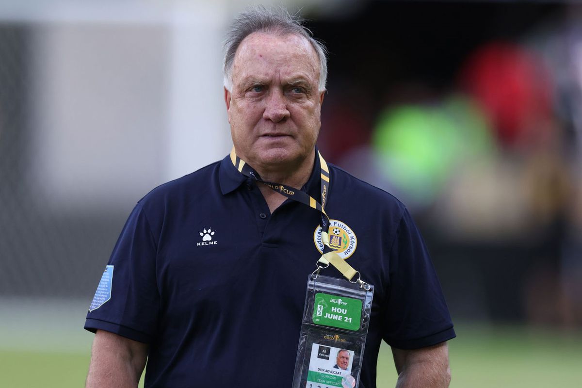 Dick Advocaat, Dünya Kupası'na götürerek ülke tarihine geçtiği takımdan istifa etti
