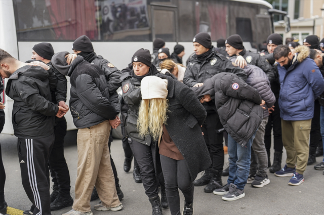 Elleri kelepçeli cepleri boş! Çocuk yaştaki şüphelilere elebaşından darbe Elleri kelepçeli cepleri boş! Çocuk yaştaki şüphelilere elebaşından darbe