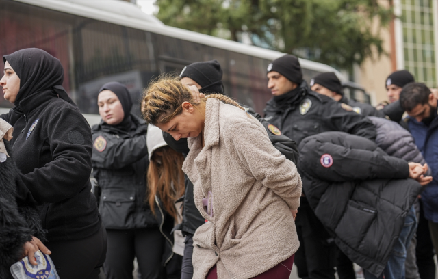 Elleri kelepçeli cepleri boş! Çocuk yaştaki şüphelilere elebaşından darbe Elleri kelepçeli cepleri boş! Çocuk yaştaki şüphelilere elebaşından darbe
