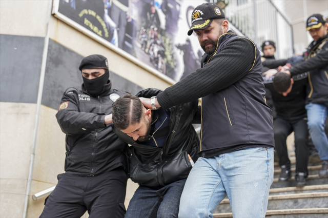 Elleri kelepçeli cepleri boş! Çocuk yaştaki şüphelilere elebaşından darbe Elleri kelepçeli cepleri boş! Çocuk yaştaki şüphelilere elebaşından darbe