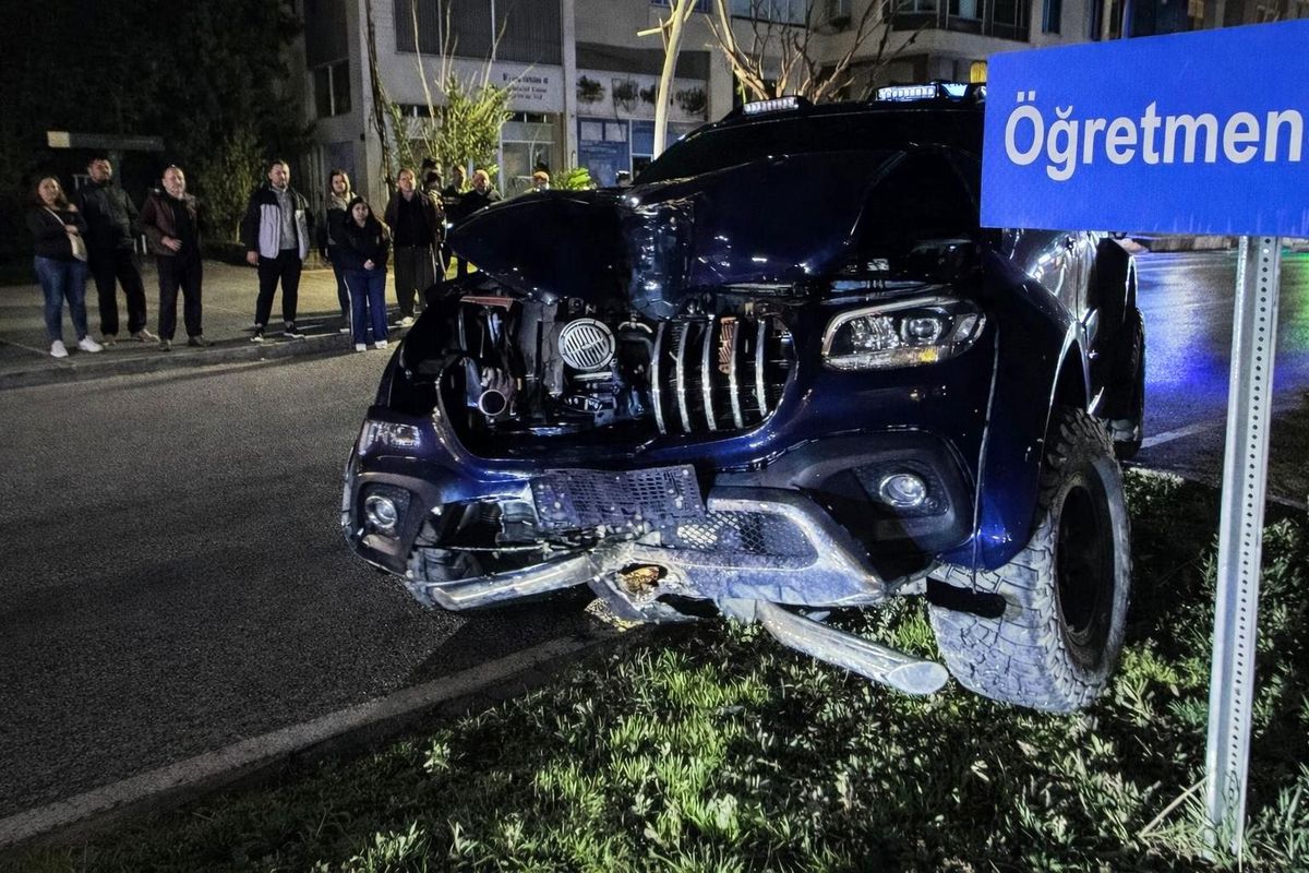 Gazipaşa'da kamyonet refüje çıktı: 2 yaralı