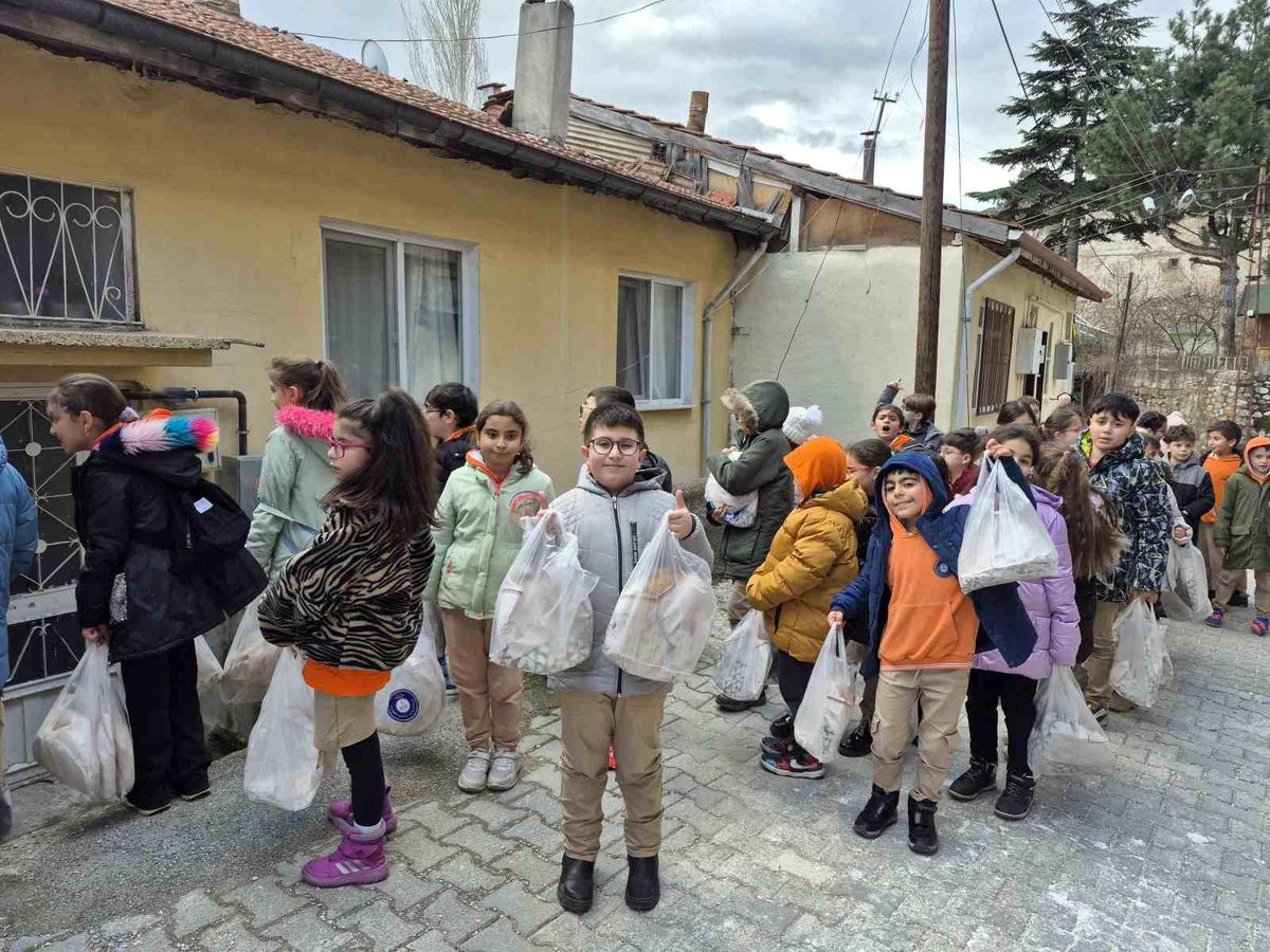 Harçlıklarını biriktirip yaşlıların gönüllerini ısıttılar