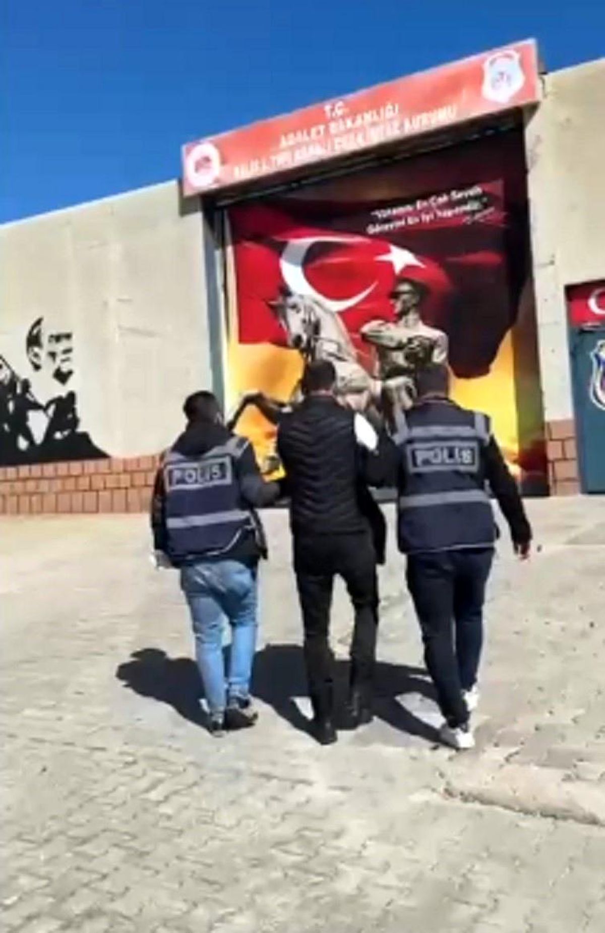 Hatay'da hapis cezaları nedeniyle aranan 2 kişi tutuklandı