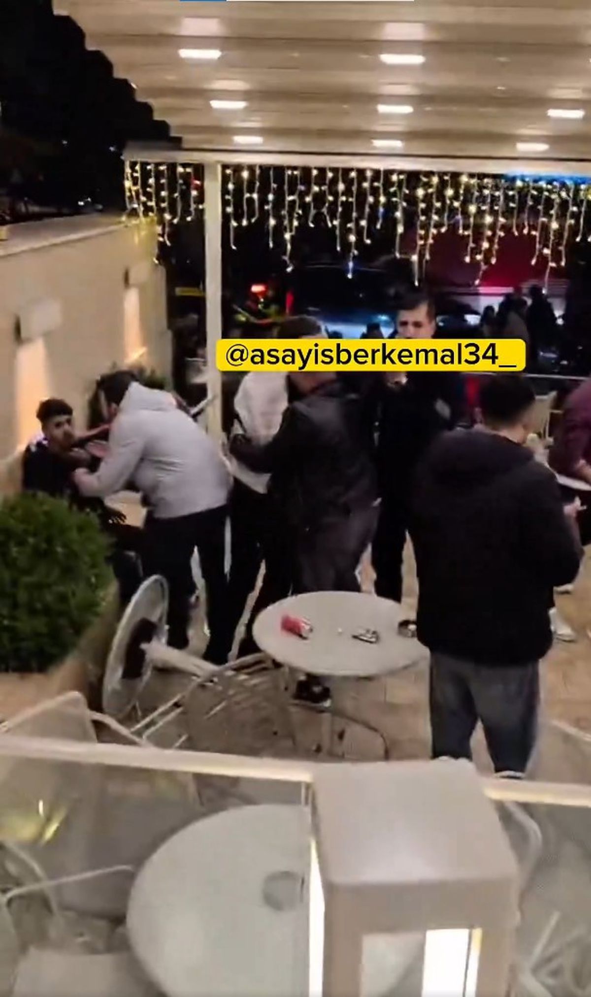 Kafede tekme tokat kavga ettiler
