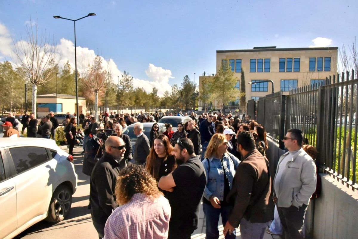 KKTC'de fiber optik protokolüne karşı Meclis önünde eylem