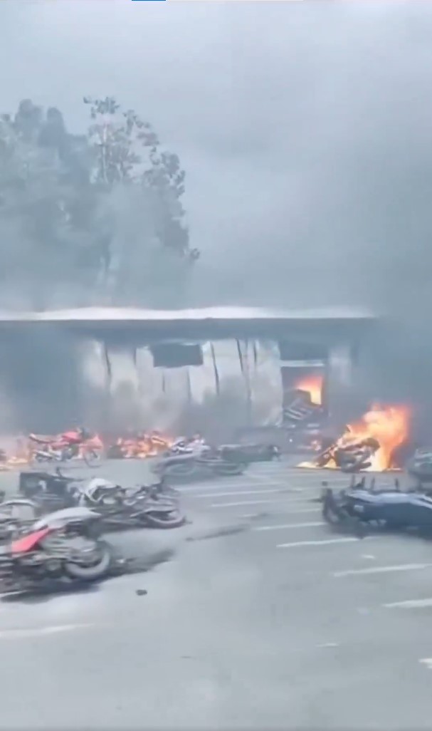 Mexico turned into a battlefield in one day! Streets are burning