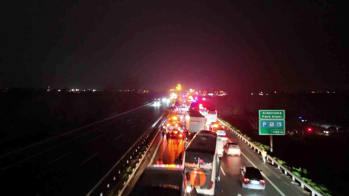 Sakarya'da 16 aracın karıştığı zincirleme kazada 4'ü ağır 13 yaralı: Olay yeri böyle görüntülendi