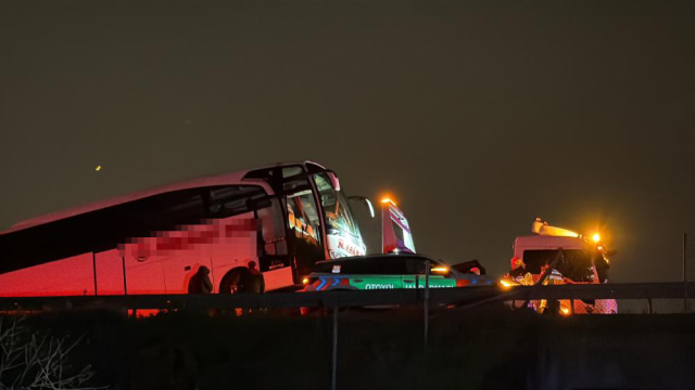 In a chain accident involving 16 vehicles in Sakarya, 4 of whom are seriously injured, 13 injured: The scene was captured like this