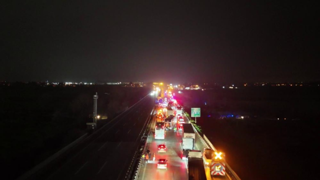 In a chain accident involving 16 vehicles in Sakarya, 4 of whom are seriously injured, 13 injured: The scene was captured like this