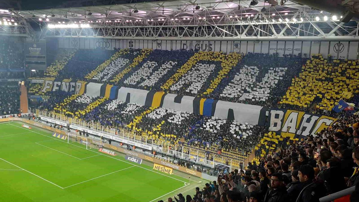 Sarı-lacivertli taraftarlardan 'İnan Fenerbahçe' yazılı koreografi